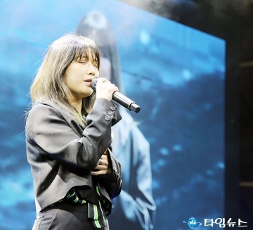 ‘빵 모았堂’ 축제에서 축하공연 하는 안예은