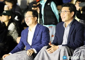‘K-music 토크쇼’ 즐기는 이장우 대전시장과 정명국 대전시의원