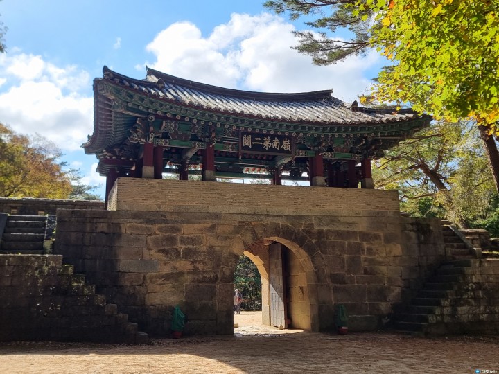 "고즈넉한 고갯길의 수호자, 문경새재 제2관문"