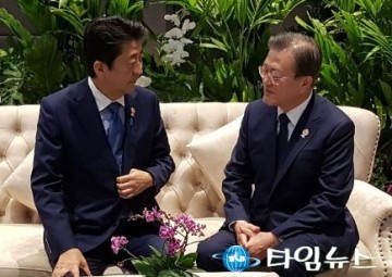 [뉴스분석/ 일본언론 반응 주목]아베에 먼저 손내민 문 대통령…어떤 변화를 줄 것인가?