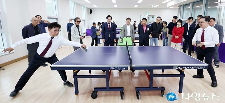 이장우·최충규, 라켓 들고 ‘첫 스매싱’…체육센터 개관