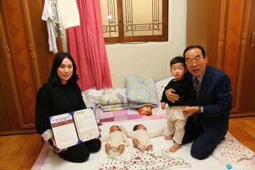 보은군, 셋 째아 이상 출산모 연금보험 지원사업 첫 보험증서 전달