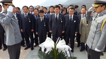 자유한국당 대전시당, 대전현충원 천안함 용사 묘역 등 참배