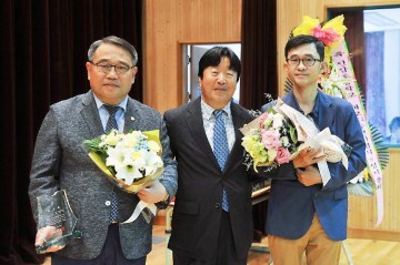 민태권 유성구의회 의장, 진잠초등학교 총동문회로부터 공로패 받아!
