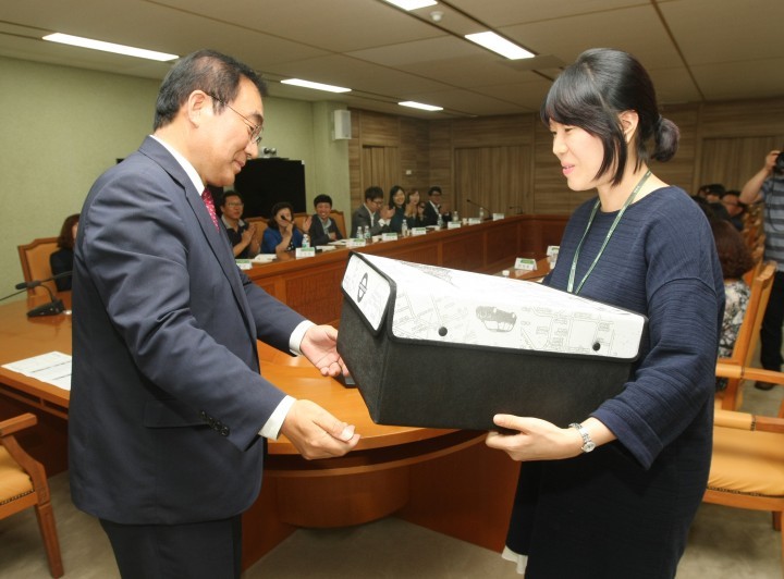 청주시, 임신한 직원 편의용품 제공