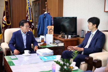 백선기 칠곡군수, 기산면 영리지구 지적재조사사업 측량완료에따른 대구지방법원 황형주 판사와 환담