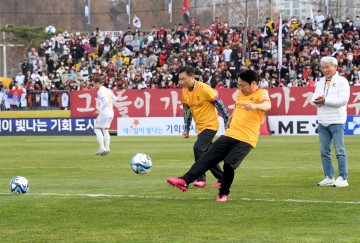 강기정 광주시장 광주 FC 개막전 시축 나서