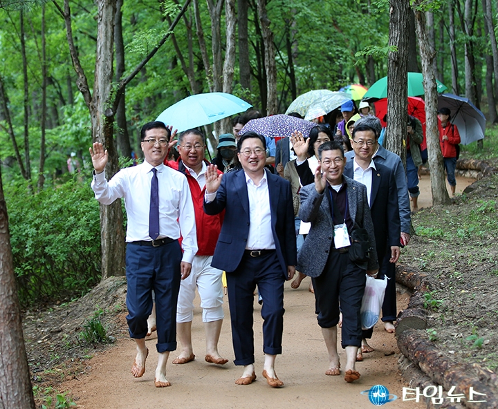이장우 대전시장·조원휘 대전시의장, 한밭수목원 ‘맨발걷기 산책로’ 함께 걸어요!