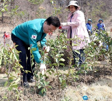 조원휘 대전시의회 의장, 계족산서 나무 심기 직접 참여