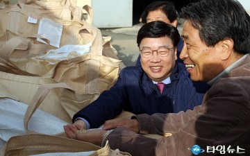 수확을 기쁨을 함께 나누는 권선택 대전시장