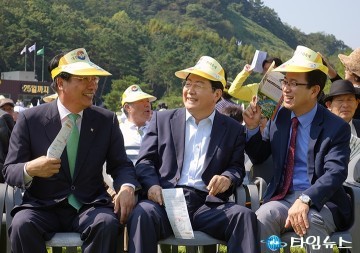한현택·장종태·허태정 구청장, 유쾌한 웃음으로 대전효문화뿌리축제를 즐기다!