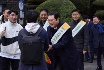 이용섭 광주광역시장, 26지구 제20수험장 광덕고에서 따뜻한 포옹 수험생 격려