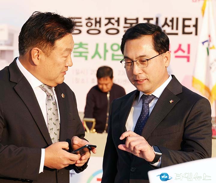 대화 나누는 송인석 대전시의회 의원과 박희조 동구청장