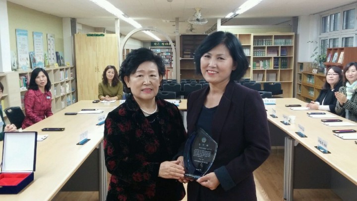 김인식 대전시의회 의장, 관저초등학교 감사패 받아!