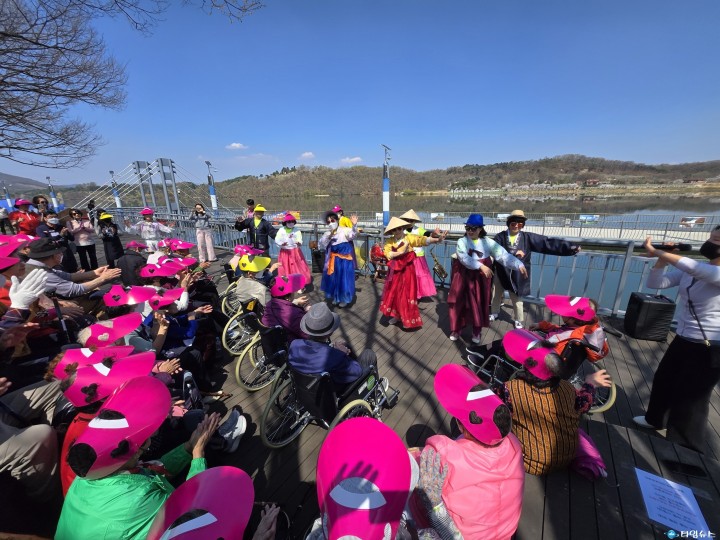 충주시립주야간보호센터, 어르신들과 함께 ‘봄꽃놀이’ 나들이 진행