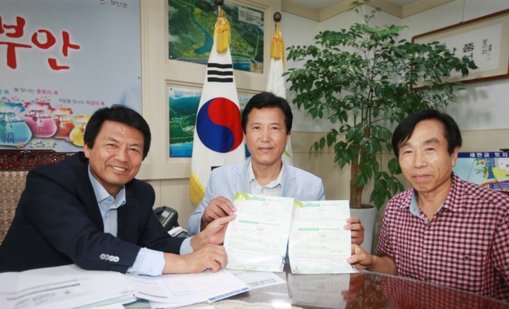 나누미근농장학금 300만원 기탁사업장내 시설물 정리 중 발생한 고철 판매대금 기탁 훈훈