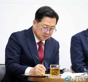 꼼꼼히 메모하는 이장우 대전시장 “중구 발전 과제 놓치지 않겠다”