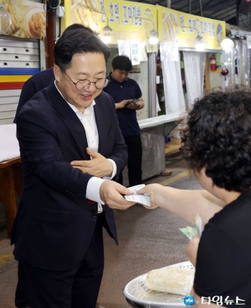 온누리상품권으로 물건 구매하는 이장우 대전시장