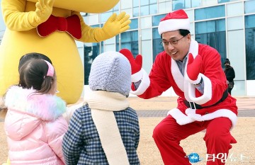 박희조 동구청장, 크리스마스트리 앞 ‘산타’로 깜짝 변신
