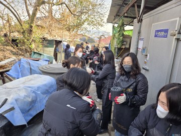 충청북도사회서비스원, 난방 취약계층에 연탄·이불 전달… “ESG 경영, 지역사회와 온기 나누다”