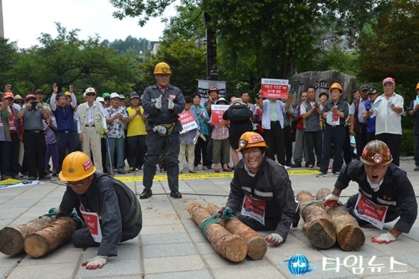 12km 갱목시위…"우리는 산업전사다"