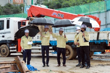 세종시의회 이태환 의장·김원식‧서금택 의원, 조치원중·여중 공사 현장 방문