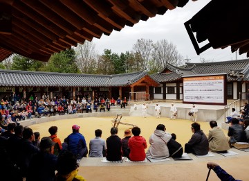 안동 특유의 언어유희와 사투리 하회별신굿탈놀이 영․중․일 자막으로 관람