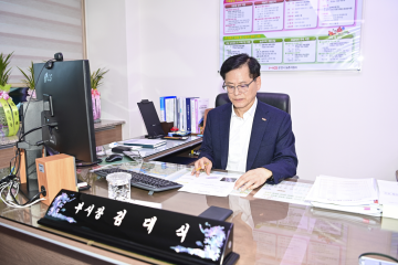 김대식 문경부시장, 취임해 직원들과 인사를 나누며 첫 공식 업무 시작