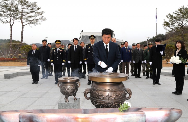허기도 산청군수 새해 맞이 국립산청호국원 현충탑 참배