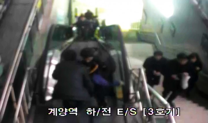 에스컬레이터 이동 중 갑자기 쓰러진 승객을 가장 가까이에 있던 고객이 심폐소생술로 살려