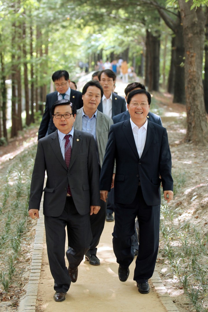 함께 걷는 장종태 서구청장과 박양주 서구의회 의장
