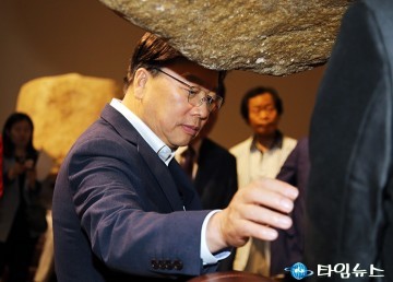 ‘헬로우 시티’ 특별전 관람하는 권선택 대전시장