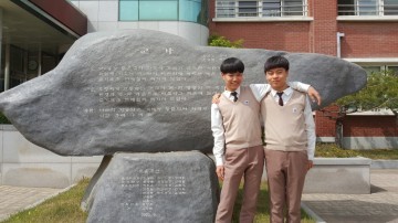 스승의 날 UCC 공모전 구미고등학교 1학년 최준현, 권영재 군이 최우수상을 받았다.