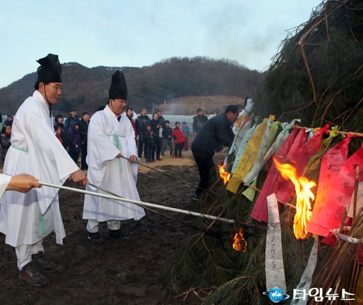 권선택 시장·박용갑 중구청장, 무수동산신제 달집에 불!