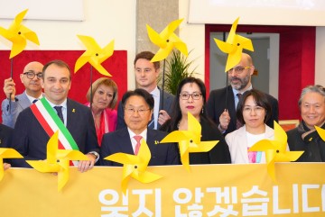 ‘세월호 참사 10주기 추모’ 서로 배지 달아주며 강기정 시장-로 루쏘 시장 '안전생명사회 구축'