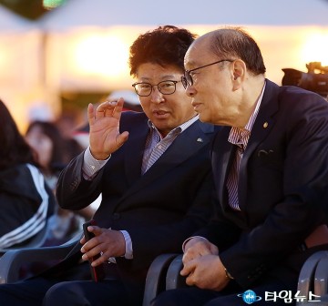 ‘동춘당 문화제’에서 대화 나누는 최충규 대덕구청장