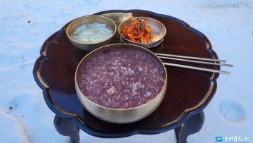 [포토뉴스]동짓날 팥죽에 김치 먹으며 새해 맞이!