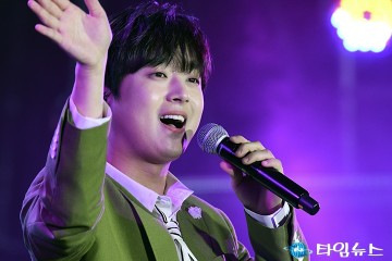 제13회 대전효문화뿌리축제에서 공연하는 이찬원