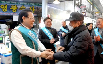 김영록 전남도지사, 광주 말바우시장서 행정통합 민심 청취 