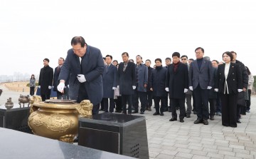 충남도의회, 충혼탑 참배로 갑진년 힘찬 출발
