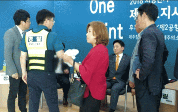 원희룡 무소속 제주지사후보 토론회 도중 폭행 피습 당해