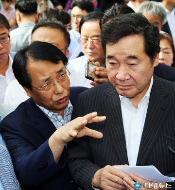 틈틈이 이낙연 총리에게 사업 설명하는 한현택 동구청장
