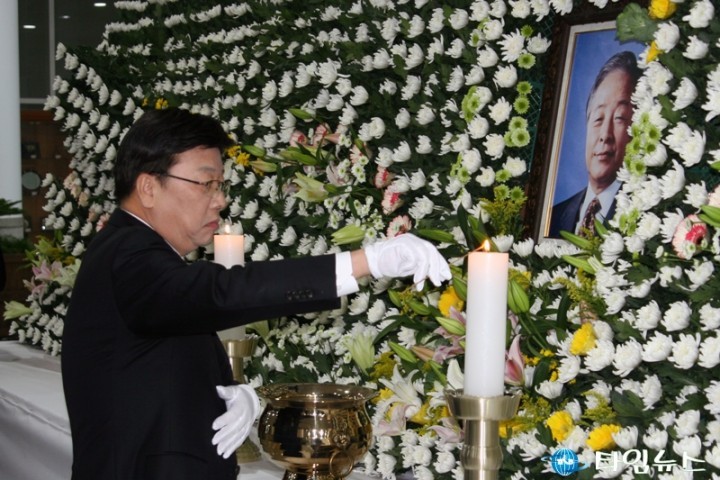 권선택 대전시장, “민주화의 거목 큰 별 되어, 이 땅을 환하게 비추어 주세요”