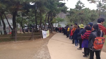  괴산 산막이옛길 연하협구름다리 개통과 단풍철 맞은 관광객으로 인산인해