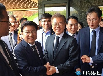 권선택 대전시장, 동반자인 문재인 대통령과 한장!