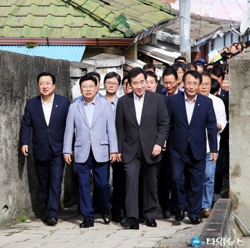 대전 소제동 주거환경개선사업지구 둘러보는 이낙연 총리