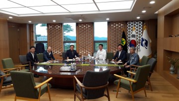 김영만 군위군수, 대구공항 통합 이전 공조 대응 강조  