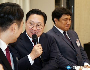 청년들과 대화 나누는 이장우 대전시장