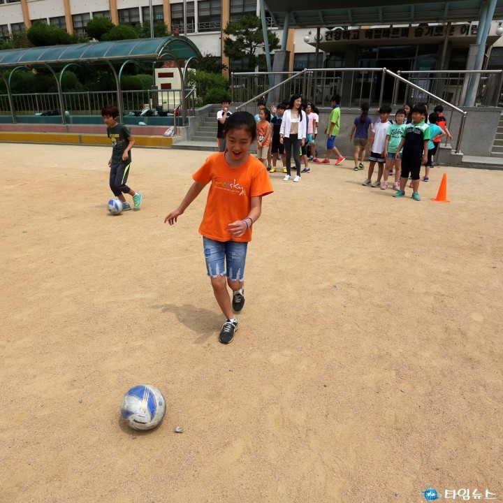 부천시 초등학교 4학년 학생들, 학교서 축구 배워