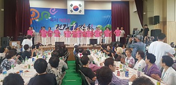 군산 옥서면 건강 효 큰잔치… 삼계탕 대접·공연 펼쳐